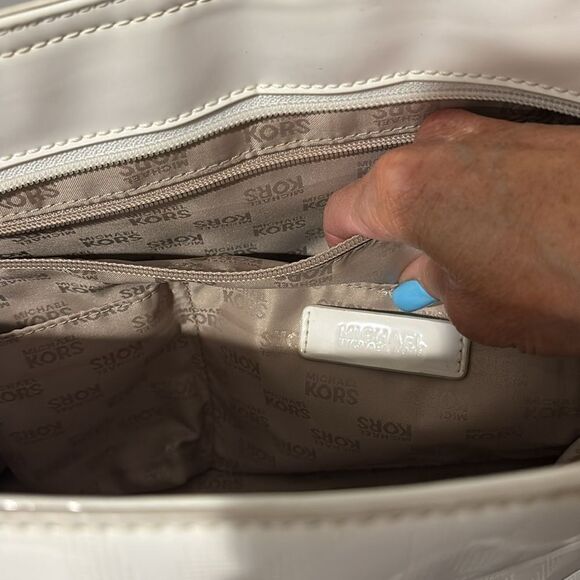 Michael Kors Jet Set Chain Tote - Picture 13 of 16